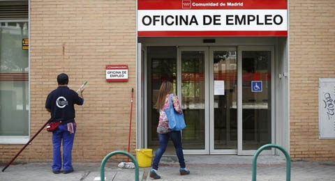 El empleo crece en 525.100 personas y el paro registra una bajada histórica